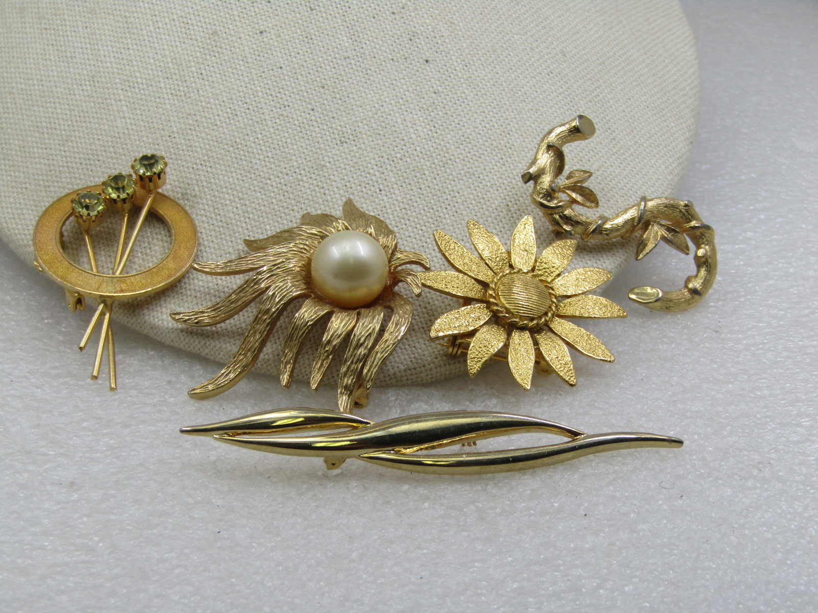 Vintage 5 Brooch Scarf Clip Lot, Floral, Mod Circle, Initial S, 1960's-1970's - 2