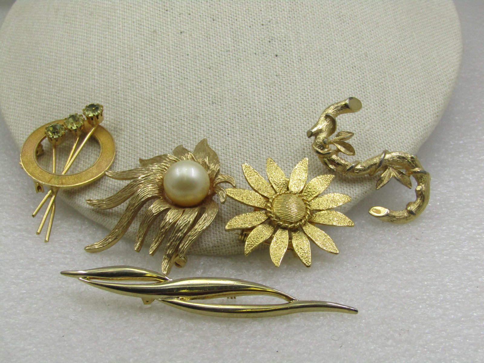 Vintage 5 Brooch Scarf Clip Lot, Floral, Mod Circle, Initial S, 1960's-1970's - 3