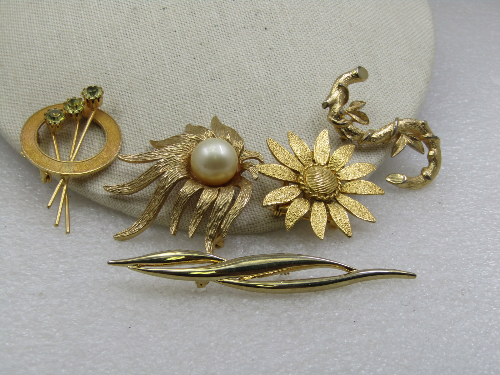 Vintage 5 Brooch Scarf Clip Lot, Floral, Mod Circle, Initial S, 1960's-1970's - 4