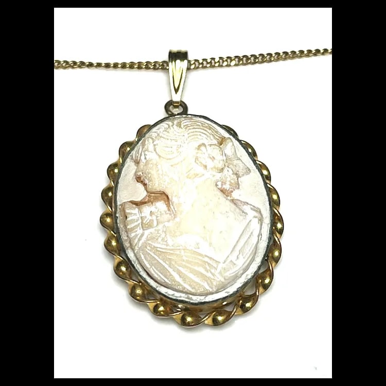 Vintage AMCO Shell Cameo Opening Locket Necklace - 4