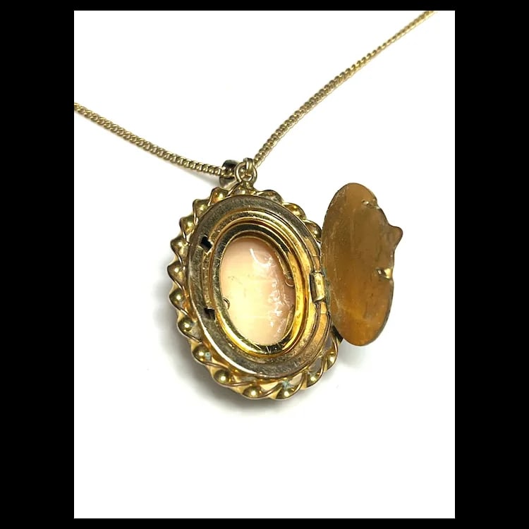 Vintage AMCO Shell Cameo Opening Locket Necklace - 6