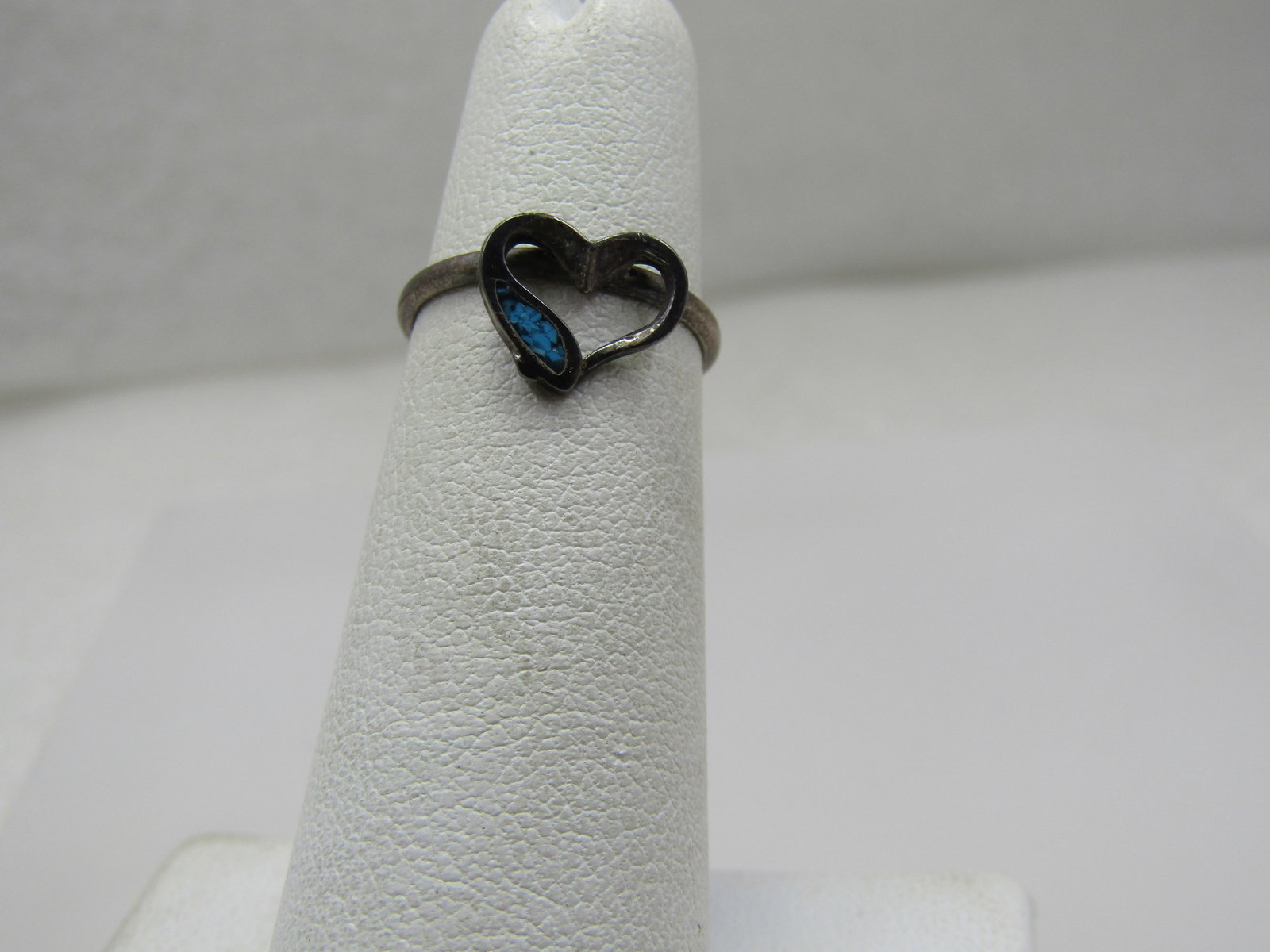Vintage Southwestern Sterling Turquoise Chip Heart Ring, Sz. 3.5: Vintage Southwestern Sterling Turquoise Chip Heart Ring, Sz. 3.5. This has an appx. 3/8" open heart on top with an inlaid turquoise ship feather accent. The band is appx. 1.4mm. The wight of the ring