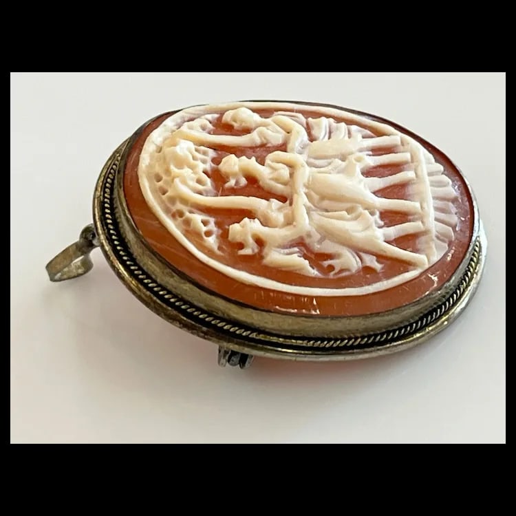Vintage Silver and Shell Three Ladies Pendant/ Brooch800 Silver and ShellWeighs 4.5 gramsMeasures - 3