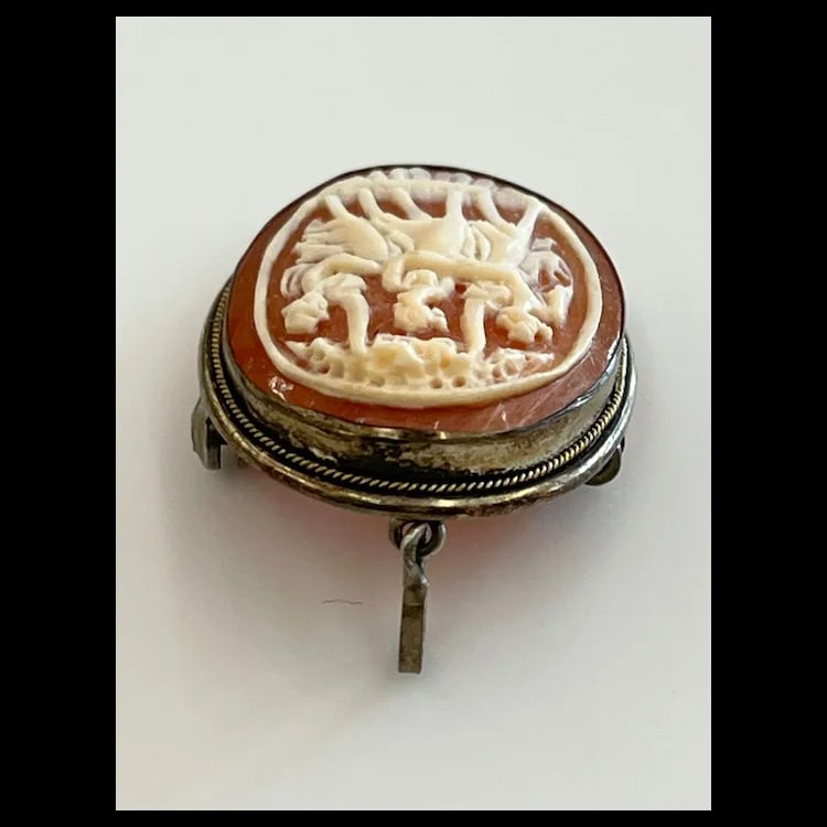 Vintage Silver and Shell Three Ladies Pendant/ Brooch800 Silver and ShellWeighs 4.5 gramsMeasures - 4