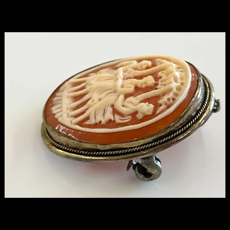 Vintage Silver and Shell Three Ladies Pendant/ Brooch800 Silver and ShellWeighs 4.5 gramsMeasures - 5
