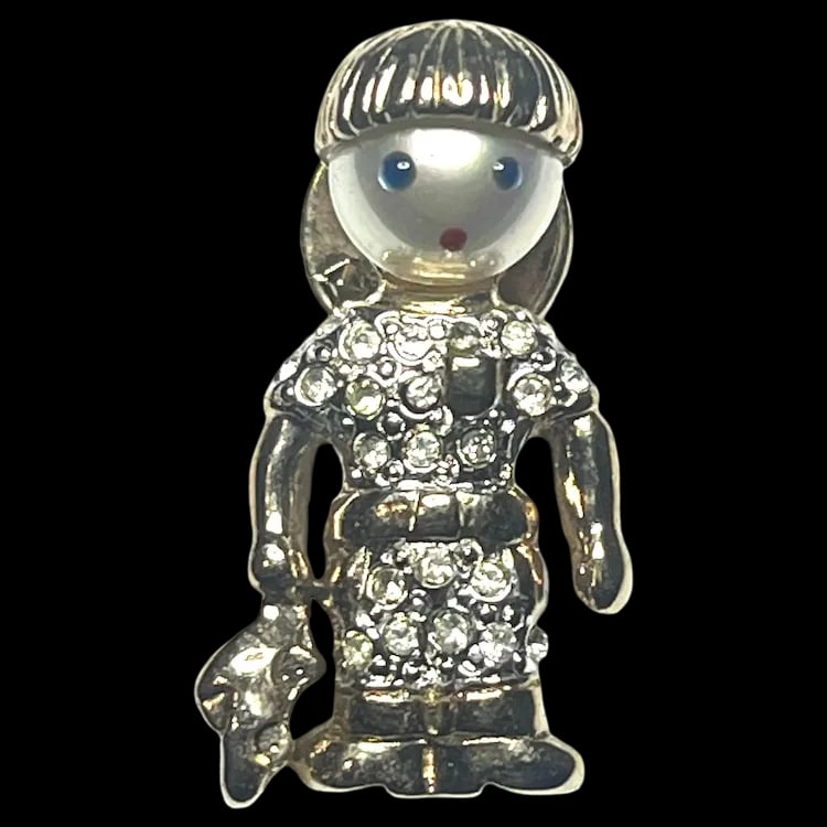 Vintage Carolee Little Boy Crystal Brooch: Vintage Carolee Little Boy Crystal BroochHallmarked: CaroleeWeighs: 4.8 grams Measures: Approx 1.10 x .50 inches Vintage Hallmarked: Carolee Weighs: 4.8 grams Measures: Approx 1.10 x .50 inches