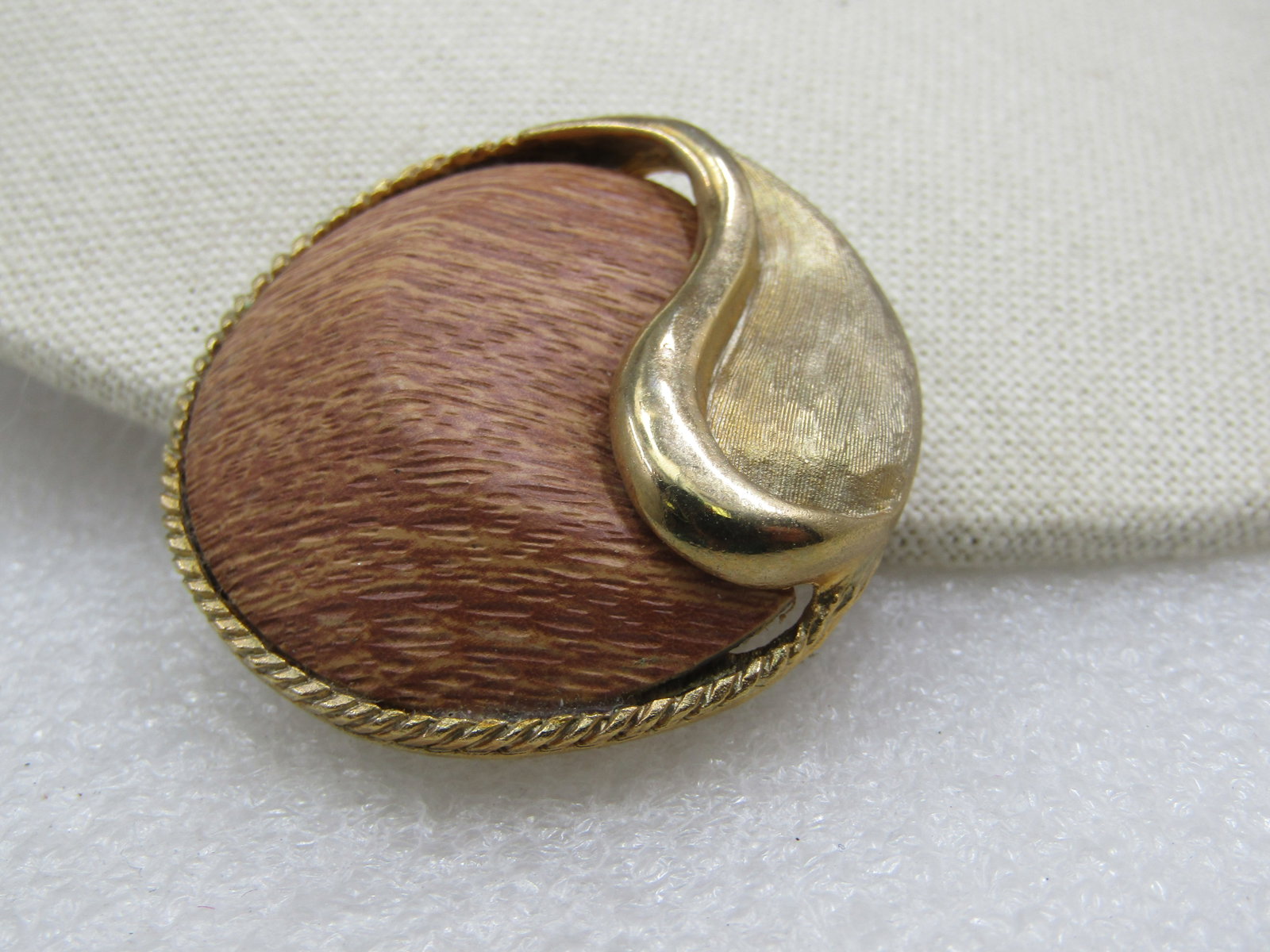 Vintage 1960's Mod Wood & Gold Circle Brooch, 1.75" - 3