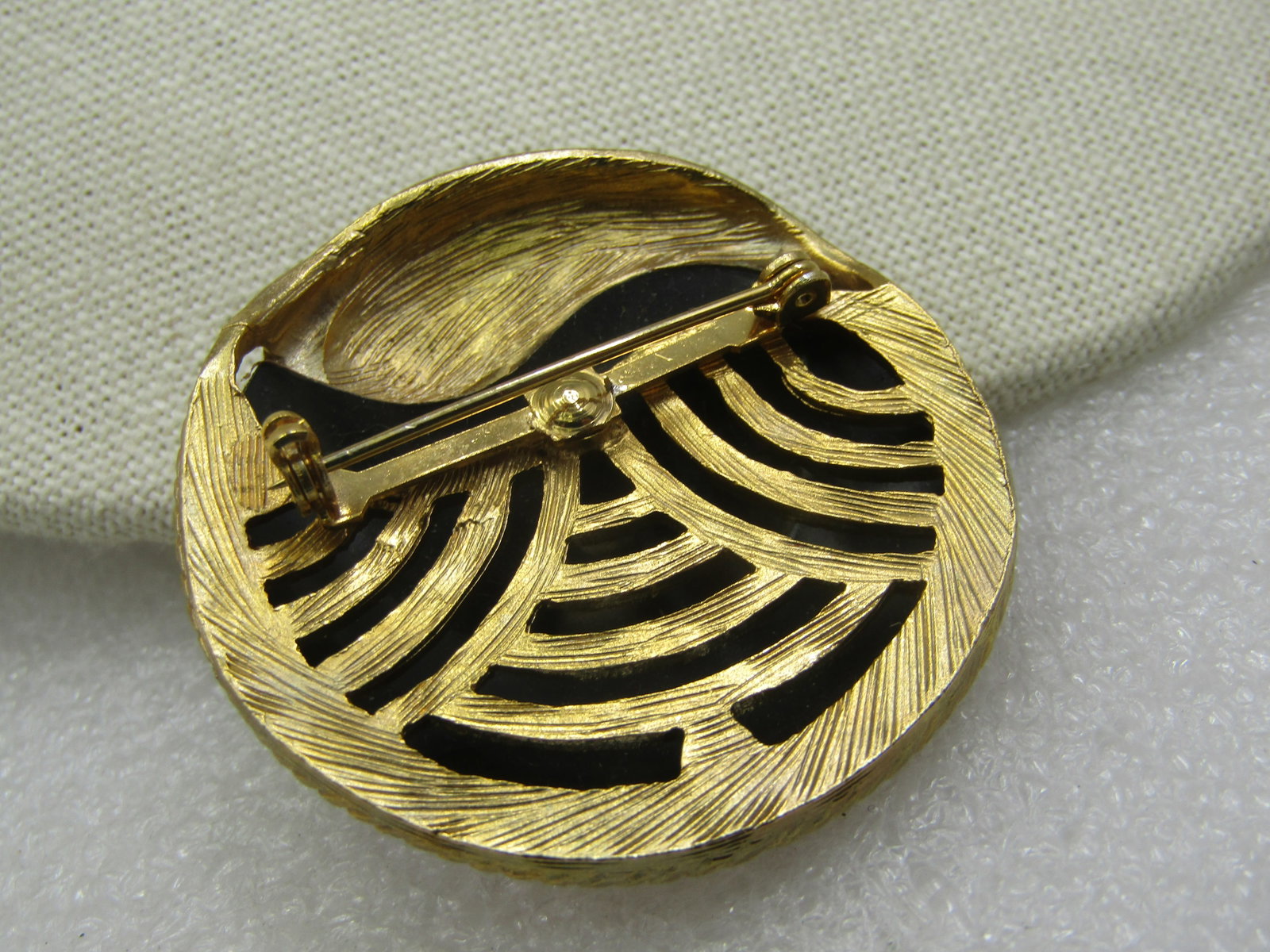 Vintage 1960's Mod Wood & Gold Circle Brooch, 1.75" - 4