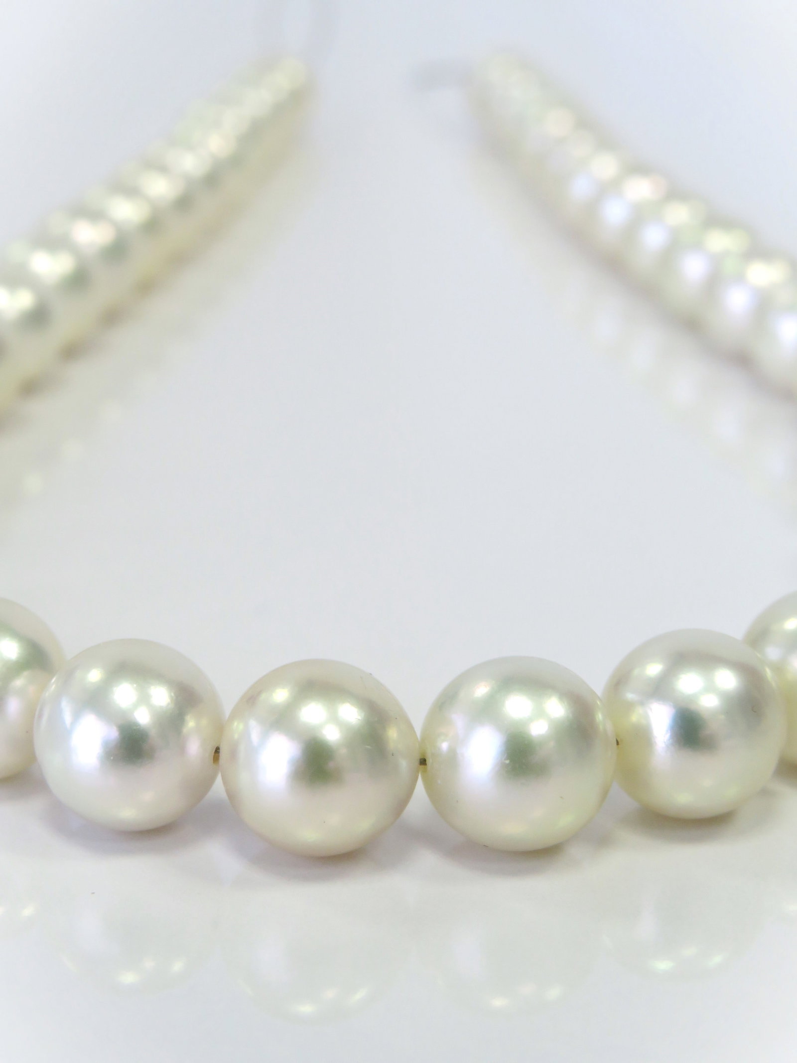 10-10.5mm Round White Akoya Necklace Strand (Extremely Rare Big Size): Title: 10-10.5mm Round White Akoya Necklace Strand (Extremely Rare Big Size) Description:AAA-Grade High luster Extremely Rare Big-size White Round, with very minimal spots/blemish, 40 pearl pieces,