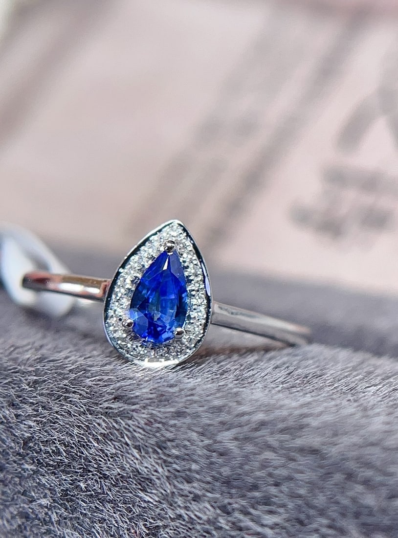 18K gold sapphire ring: Title: 18K gold sapphire ring Description: This 18K gold sapphire ring perfectly presents eternal elegance with its simple and classic design. The glassy luster of the sapphire complements its