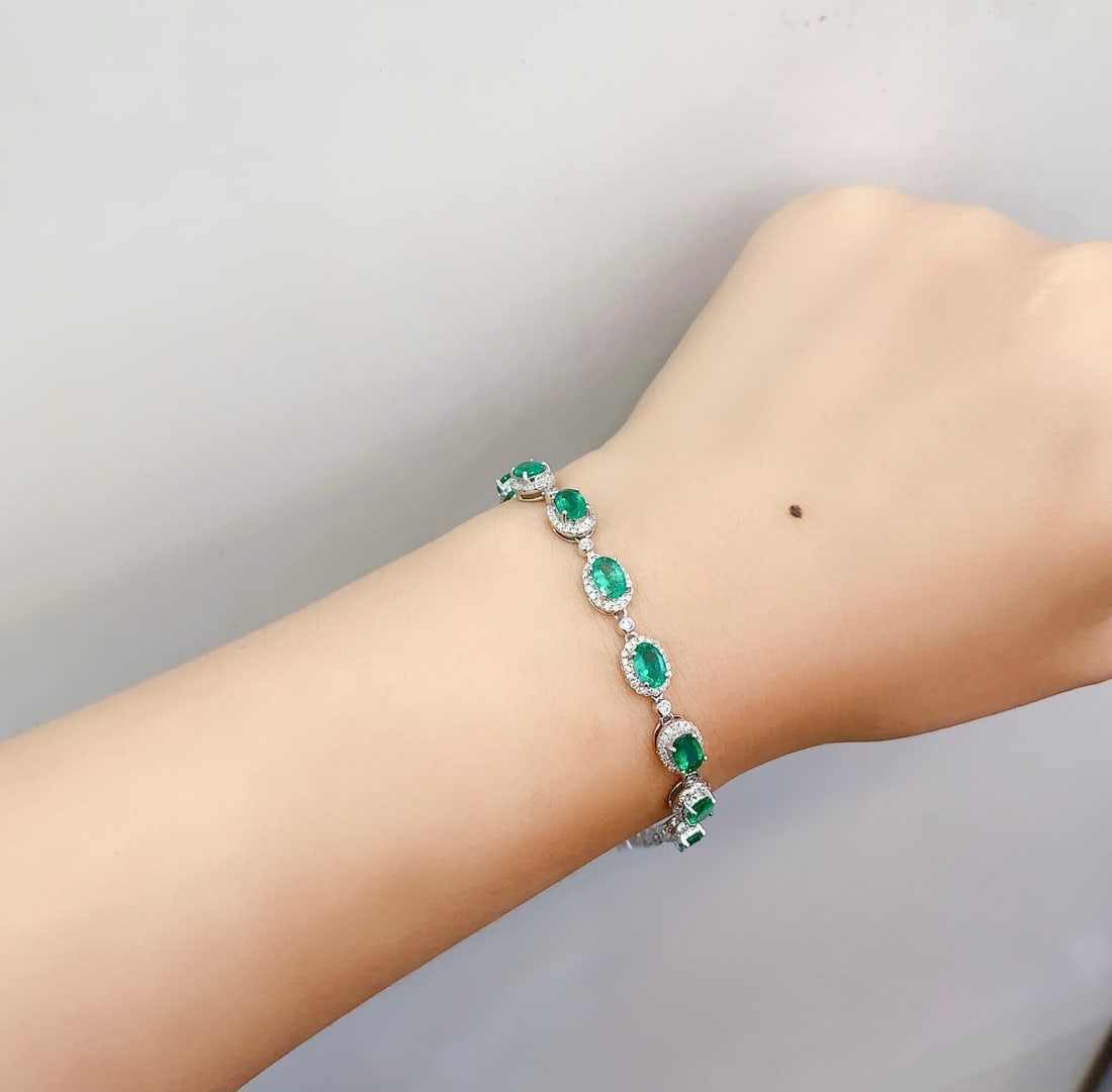 18K gold emerald bracelet: Title: 18K gold emerald bracelet Description: This 18K gold emerald bracelet features a natural emerald main stone, with a rich color and dazzling brilliance, adding a touch of nobility to the wearer.