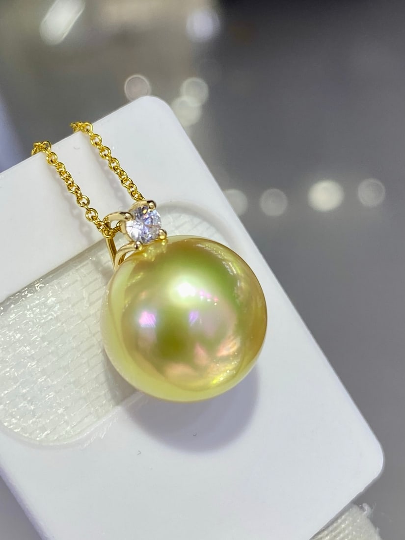 18k South Sea pearl necklace: Title: 18k South Sea pearl necklace Description: 18k gold South Sea pearl necklace Specifications: Pearl diameter 13-14 millimeters. Reserve: $900.00 Shipping: Domestic: Shipping rates are determined