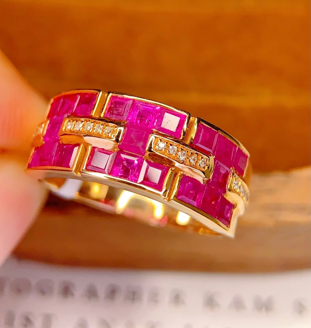 18K Gold Natural Ruby Ring: Title: 18K Gold Natural Ruby Ring Description: 18K Gold Natural Ruby Ring. The deep color of the ruby complements the dazzling brilliance of the diamonds, perfectly enhancing the wearer's everyday