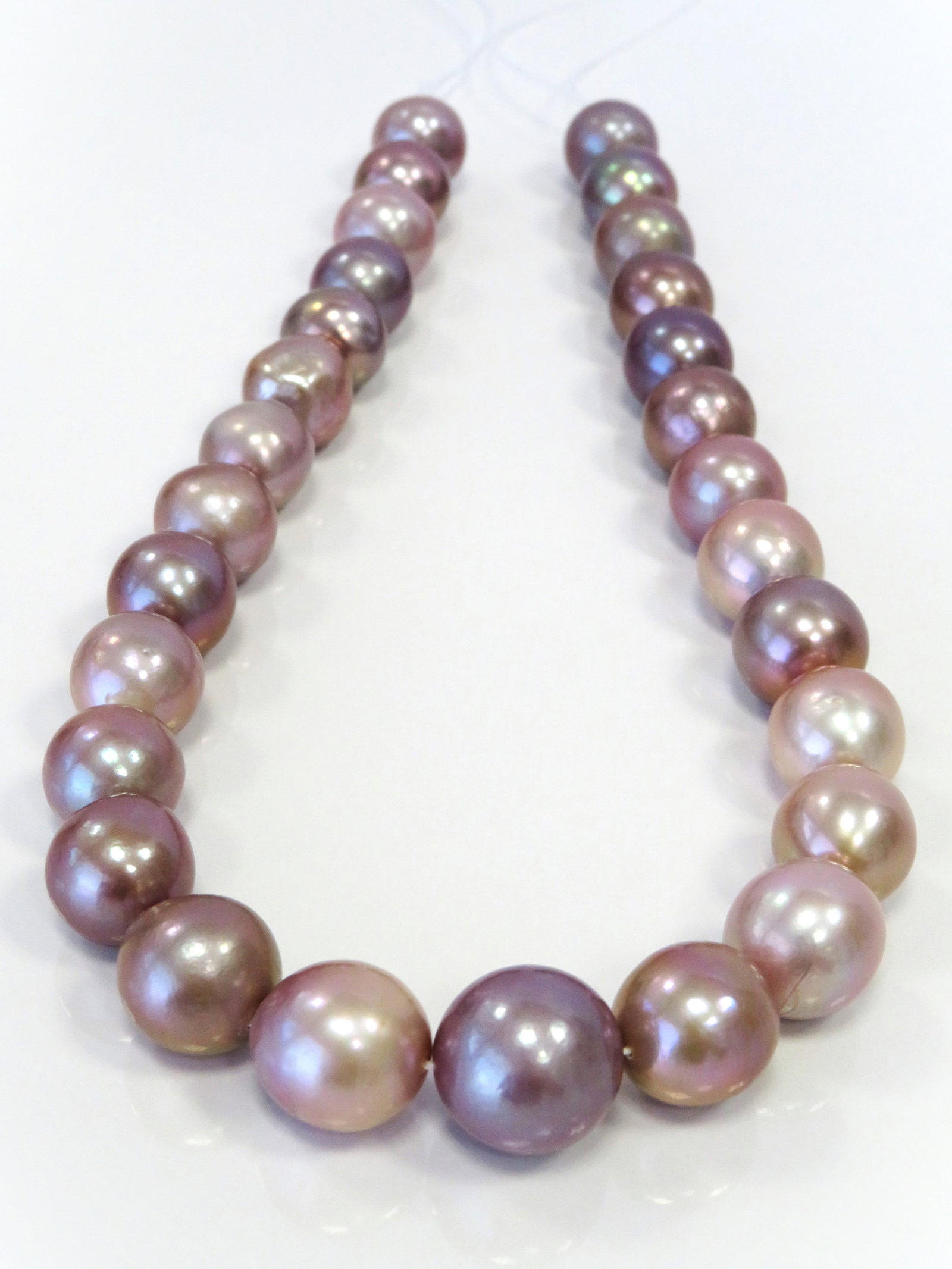 14-16mm Near-Round/Oval Medium-Dark Purple/Pink Fresh Water Pearl Necklace Strand: Title: 14-16mm Near-Round/Oval Medium-Dark Purple/Pink Fresh Water Pearl Necklace Strand Description:A/B-Grade High luster Medium-Dark Purple/Pink Round/Near-Round, with some spots/blemishes, 28 pearl