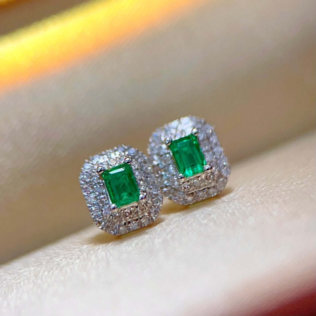 18K gold emerald earrings: Title: 18K gold emerald earrings Description: These earrings are meticulously set in 18K gold, showcasing a vintage and minimalist style that is classic and durable. The main stone, emerald, is
