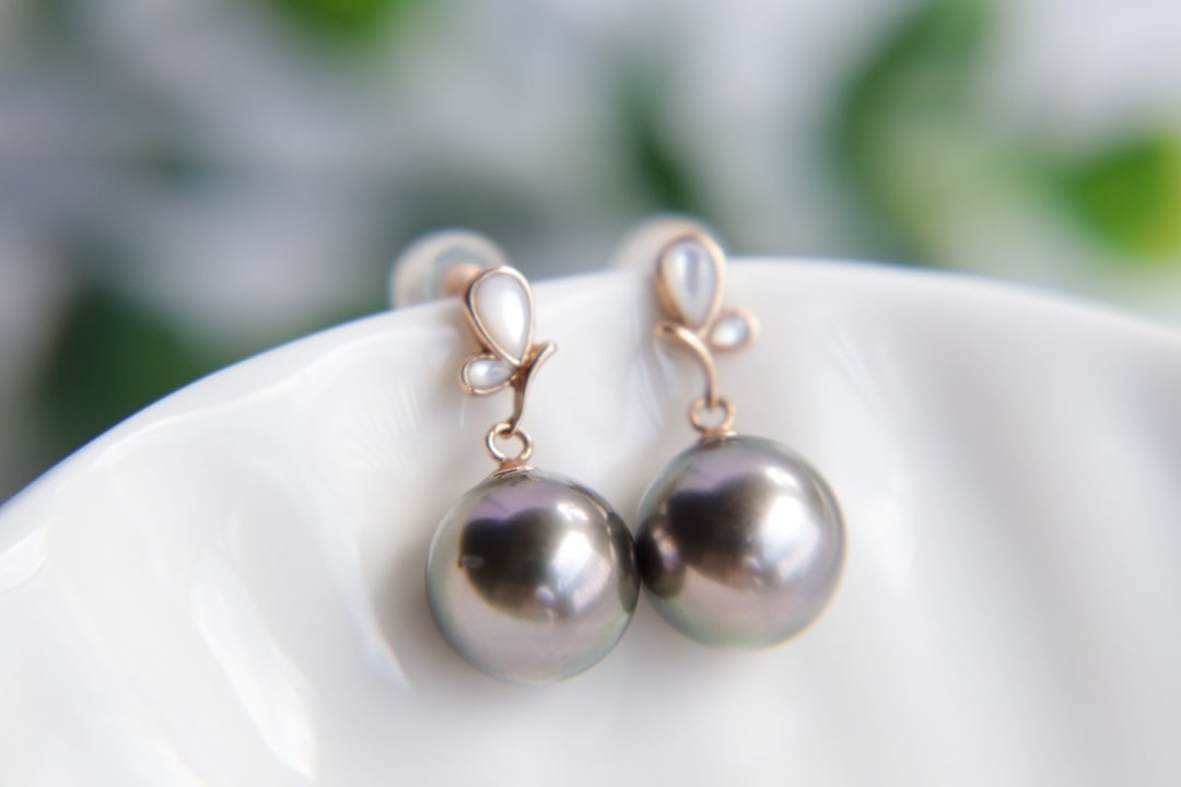 18K gold Tahitian pearl earrings - 3