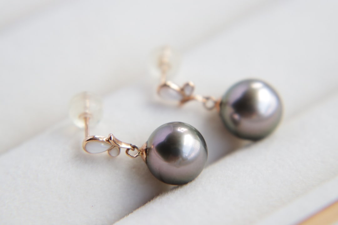 18K gold Tahitian pearl earrings - 9