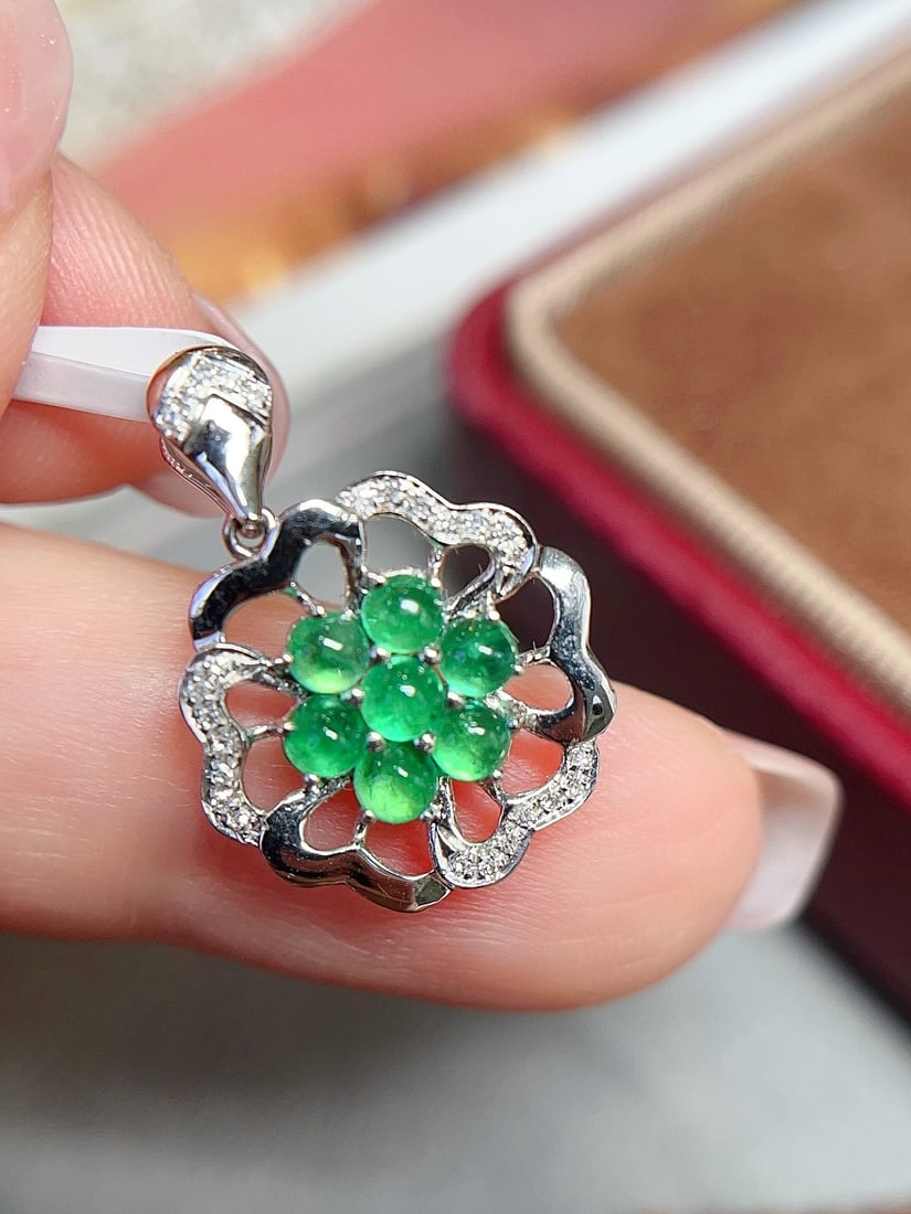 18K gold emerald pendant (chain not included): Title: 18K gold emerald pendant (chain not included) Description: This 18K gold emerald pendant, with its elegant floral design, showcases a unique taste and noble temperament. The pendant features a