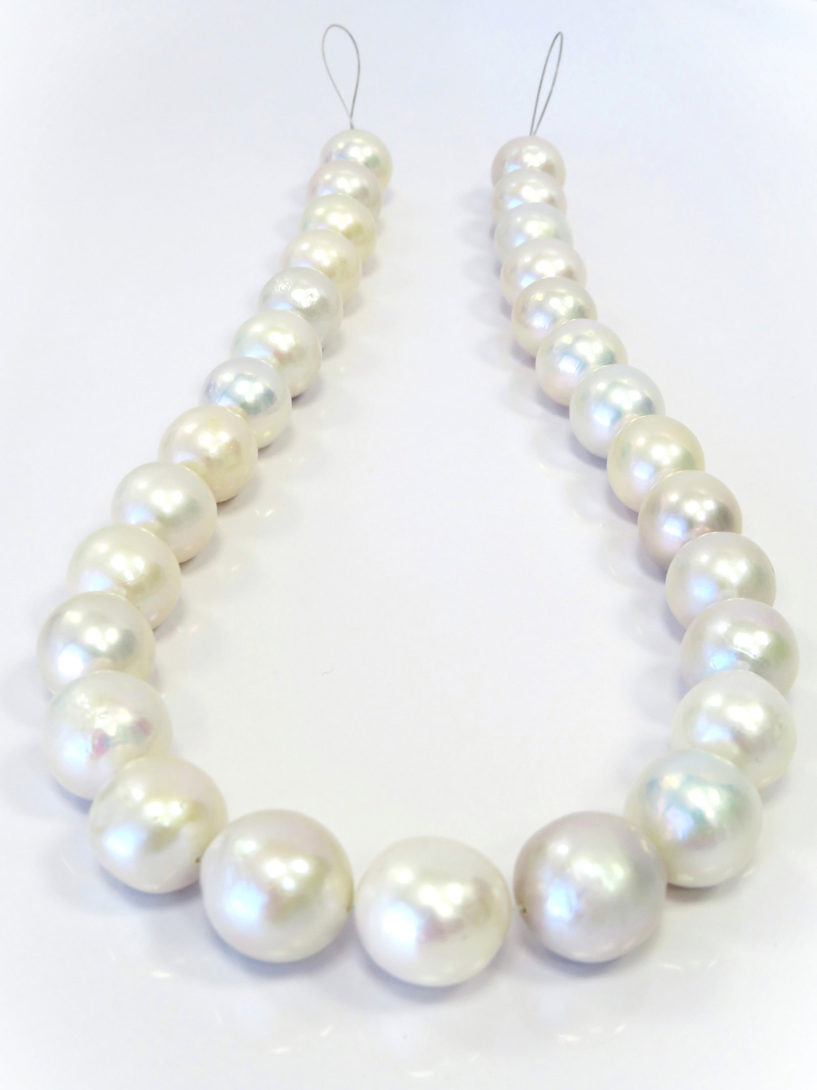 14-16mm Round/Near-Round White/Cream Fresh Water Pearl Necklace Strand: Title: 14-16mm Round/Near-Round White/Cream Fresh Water Pearl Necklace Strand Description:A/B-Grade High luster Irridescent White/Cream Round/Near-Round, with some spots/blemishes, 29 pearl pieces,