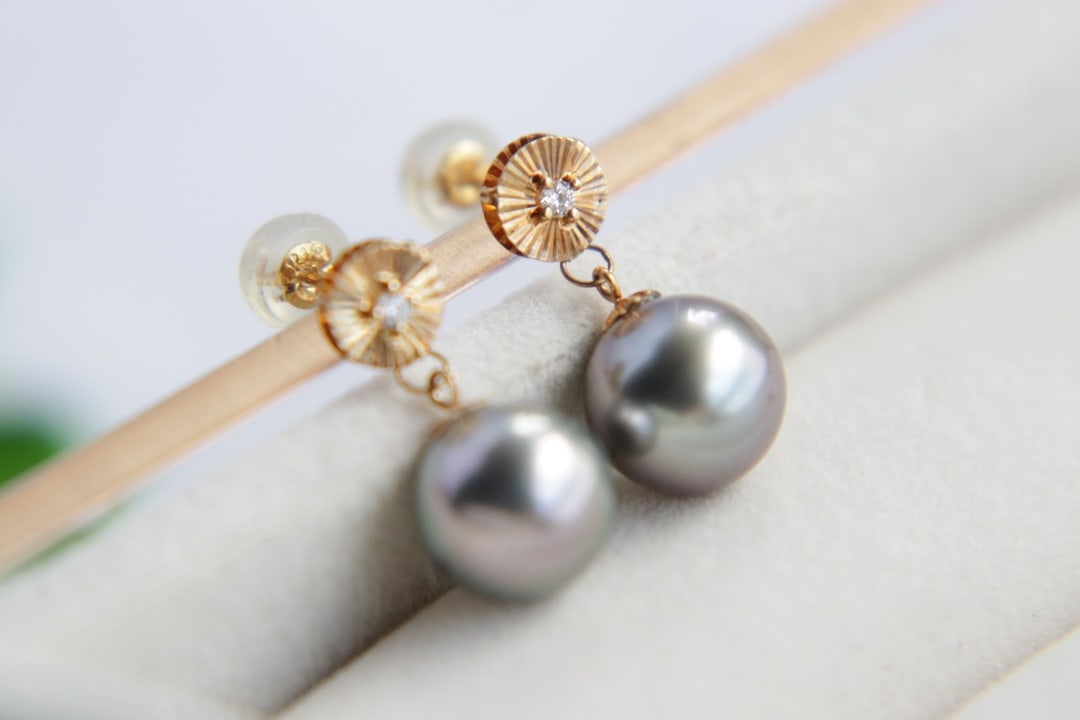 18K gold Tahitian pearl earrings: Title: 18K gold Tahitian pearl earrings Description: These earrings are meticulously crafted in 18K gold, perfectly showcasing the natural charm of Tahitian sea pearls. The pearls have a diameter of 9