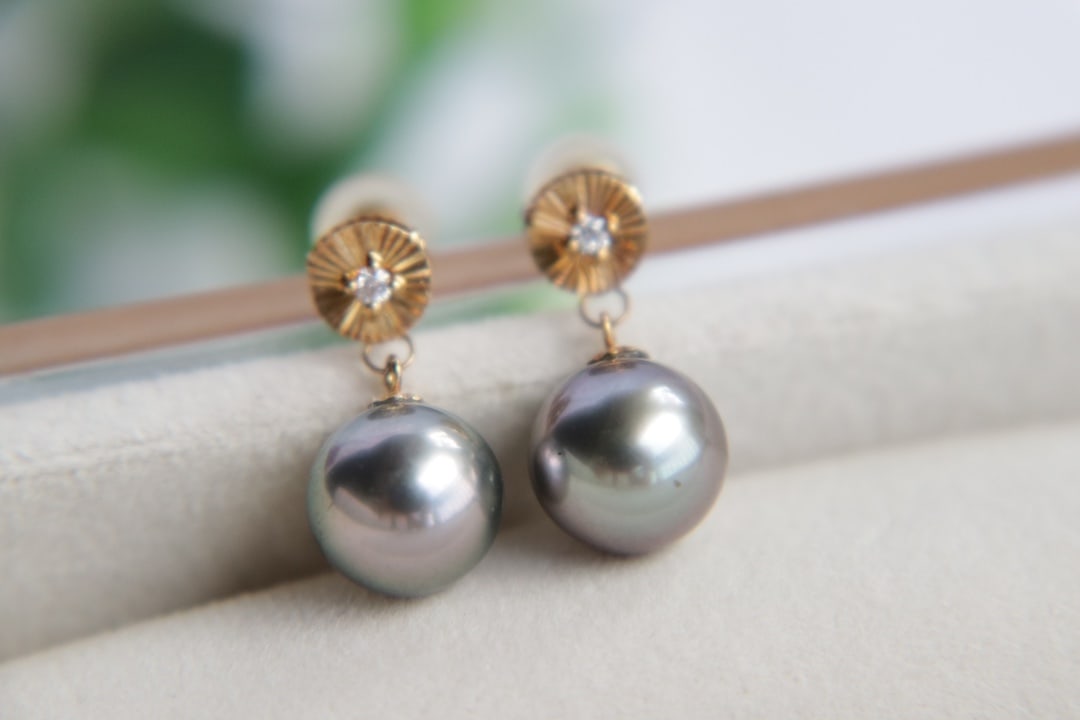 18K gold Tahitian pearl earrings - 2