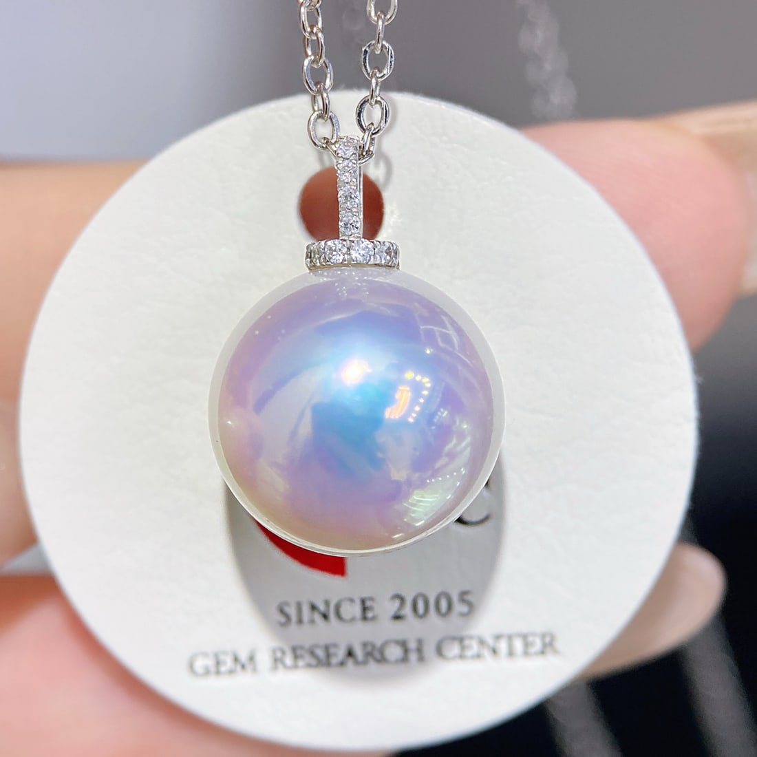18K white gold Edison pearl pendant: Title: 18K white gold Edison pearl pendant Description: This pendant is crafted with delicate 18K white gold, paired with top-quality Edison pearls, showcasing unparalleled elegance and charm. The