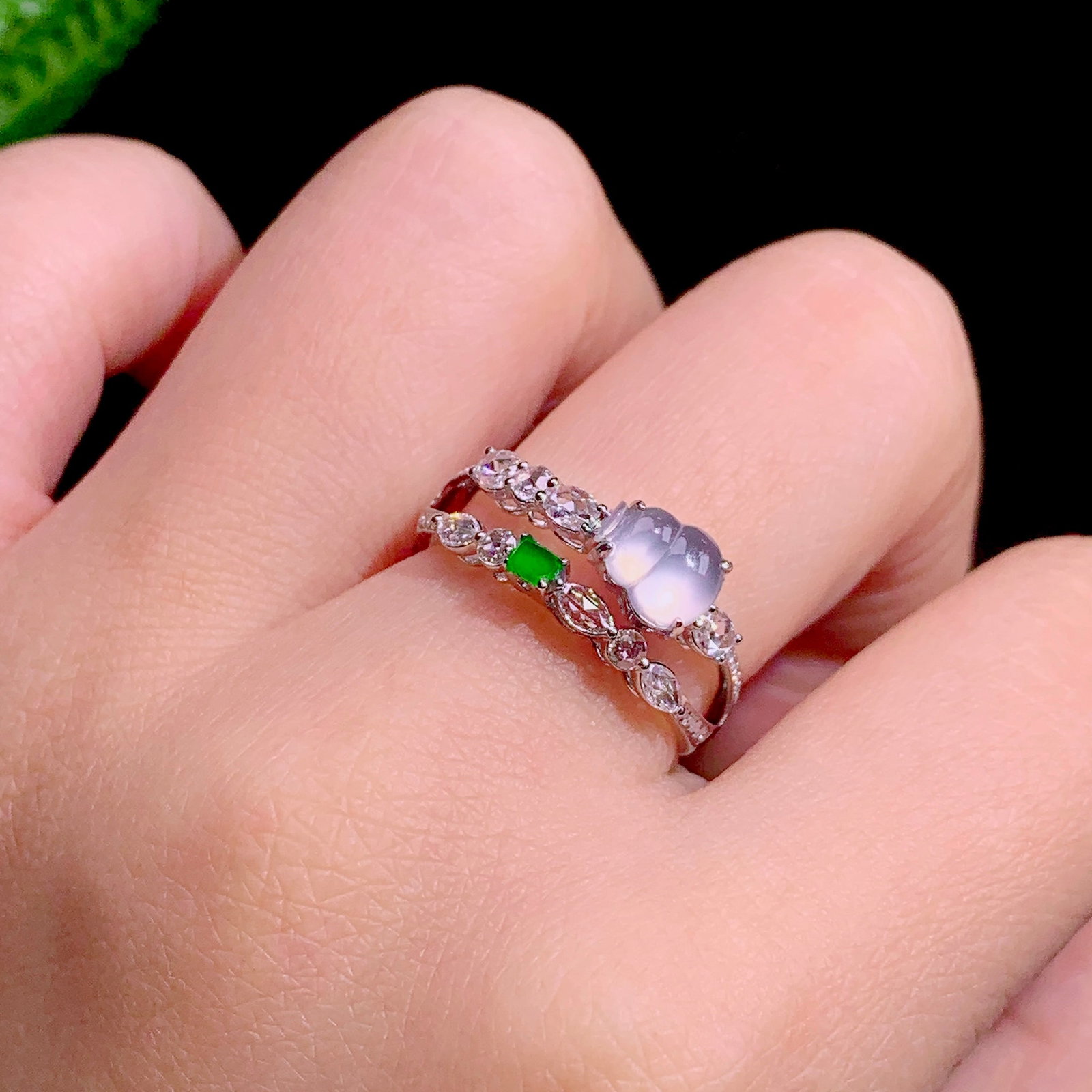 Natural jadeite high ice gourd ring: Title: Natural jadeite high ice gourd ring Description: This jade high-ice gourd ring stands out with its extraordinary beauty and unique design, becoming the finishing touch of elegance. The natural 