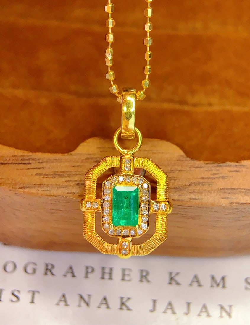 18K gold emerald pendant (chain not included) - 2