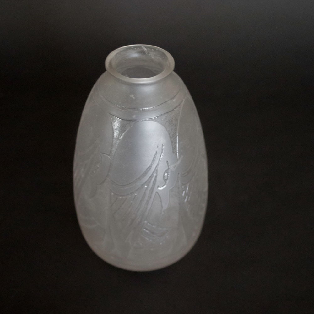 French Art deco D'Avesn vase signed: D'Avesn , real name Pierre Girre. Pierre d'Avesn was a pupil of François Décorchemont at the School of Decorative Arts. He was hired by Lalique where he remained for 10 years. He worked at D