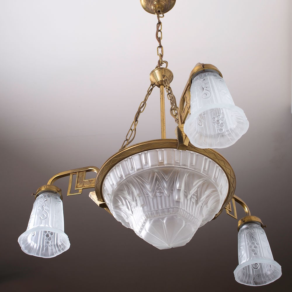 FRENCH Art-Deco Chandelier Manadier pressed glass 4 lights: Made in France in the late 1920's early 1930's, this chandelier is from Maynadier , signed, Pierre Maynadier had a manufactory producing high quality art deco lighting during the interbellum in Paris 