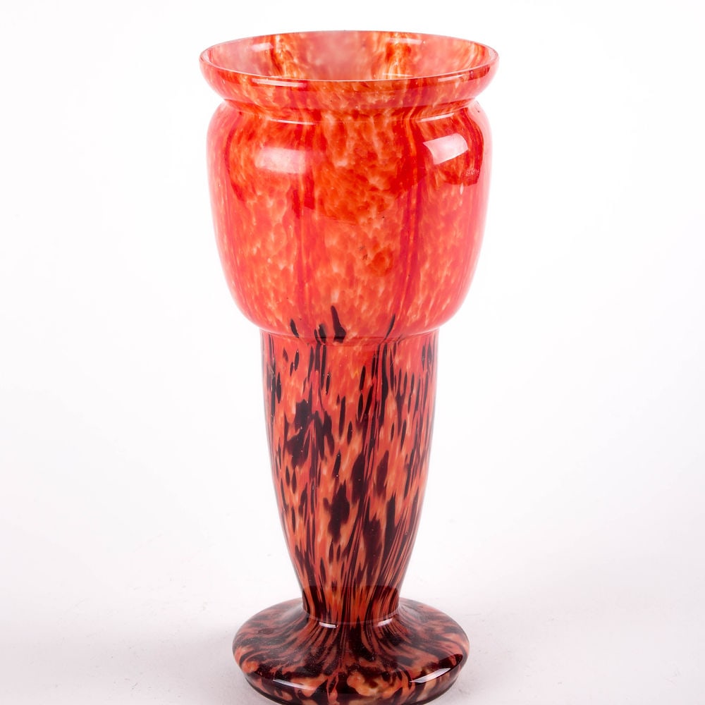 French Art deco Vase verrerie de Clichy Pantin: Founded in February 1847, the Cristallerie de Pantin was the first glassworks installed in the city, at 84 rue de Paris (now avenue Jean-Lolive). In 1862, the factory developed considerably: it