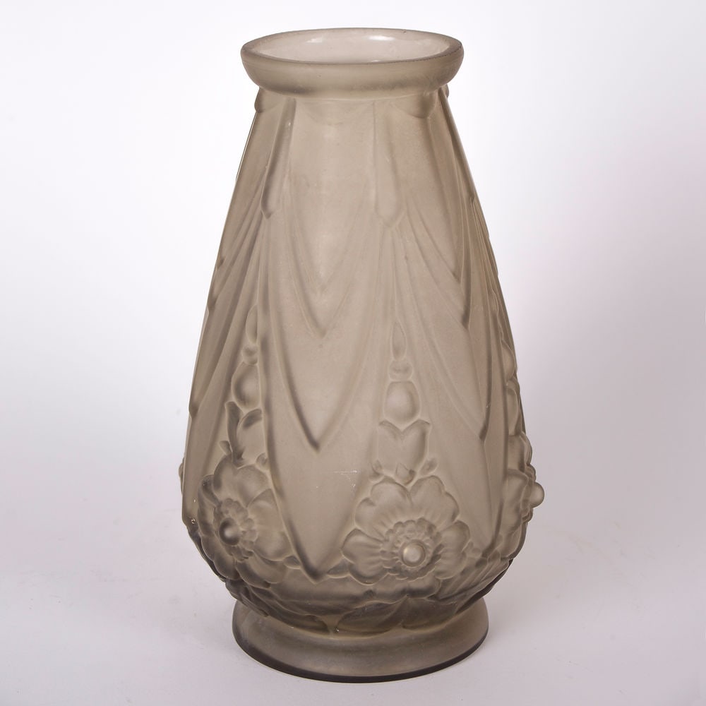 French art deco long Etaleune Vase: ETALEUNE is the signature of vases and objects in molded pressed glass manufactured by "ETAblissements LEUNE". The Leune glass factory, whose head office was located at 28bis, rue du Cardinal Lemoine 