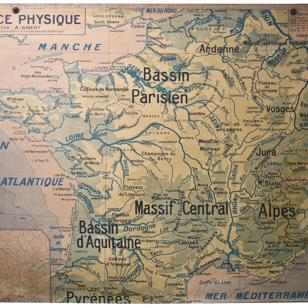 LARGE FRENCH SCHOOL Aid Geographic MAP OF FRANCE Art deco period 1930 Delagrave: Published by Delagrave , a now defunct editing company of map and globe in Paris Circa 1930 edited by Gilbert , this map shows the eography with a color coding of the different relief and elevation. O