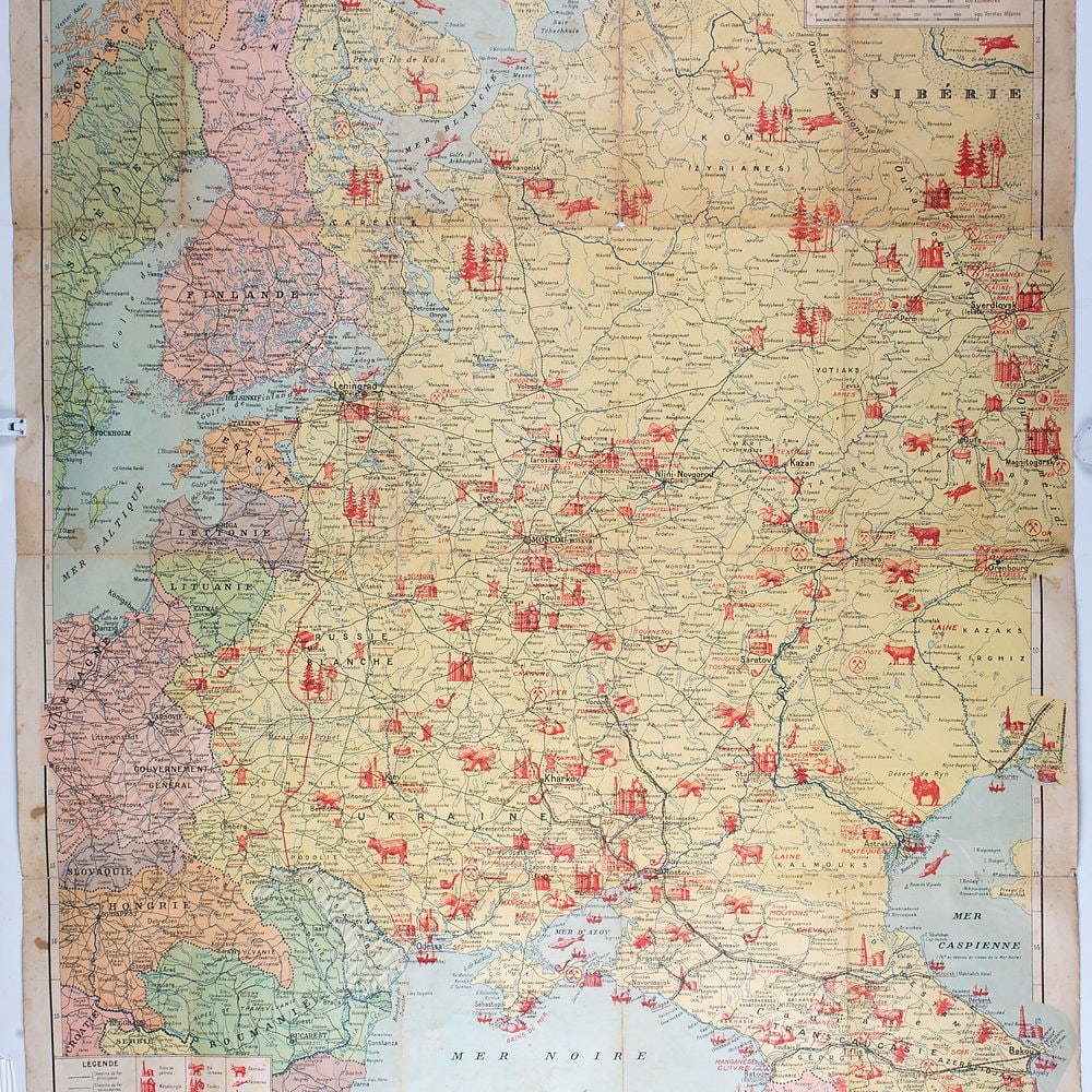 Large French map of the USSR /URSS 1941 school aid Soviet Union: Large and colorful school aid French map from 1941, Union des républiques socialistes soviétiques , Soviet Union , a now dissolved country since 1989 , fresh color with economies and geograp