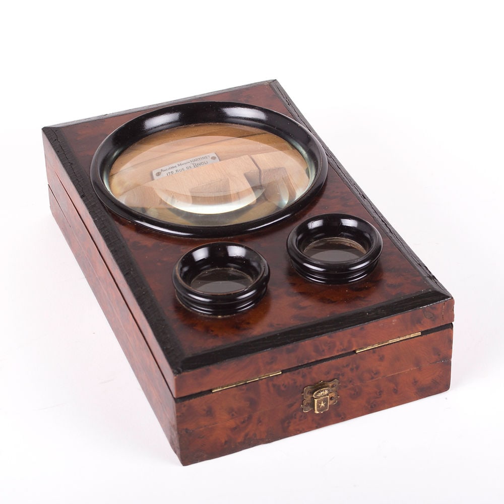 19 th .French Graphoscope stereoscope burl wood veener: This french graphoscope is a 19th-century device used in parlors in order to enhance the viewing of photographs and text. The graphoscope is supposed to be based on a 1864 patent of Charles John