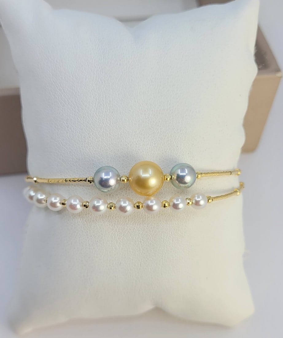 Bracelet - 18 kt. Yellow gold- 4x8,5 mm Akoya pearls: Title: Bracelet - 18 kt. Yellow gold- 4x8,5 mm Akoya pearls Description: An unique necklace containing 15 top quality round golden, white and silvery Akoya pearls. Produced in the warm oceans of