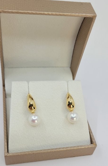 Earrings - 18 kt. Yellow gold - 7.5x8mm Akoya Pearls: Title: Earrings - 18 kt. Yellow gold - 7.5x8mm Akoya Pearls Description: A striking pearl ring to create a more inspiring look ! The ring size is adjustable and adapts to the finger size. The ring fea