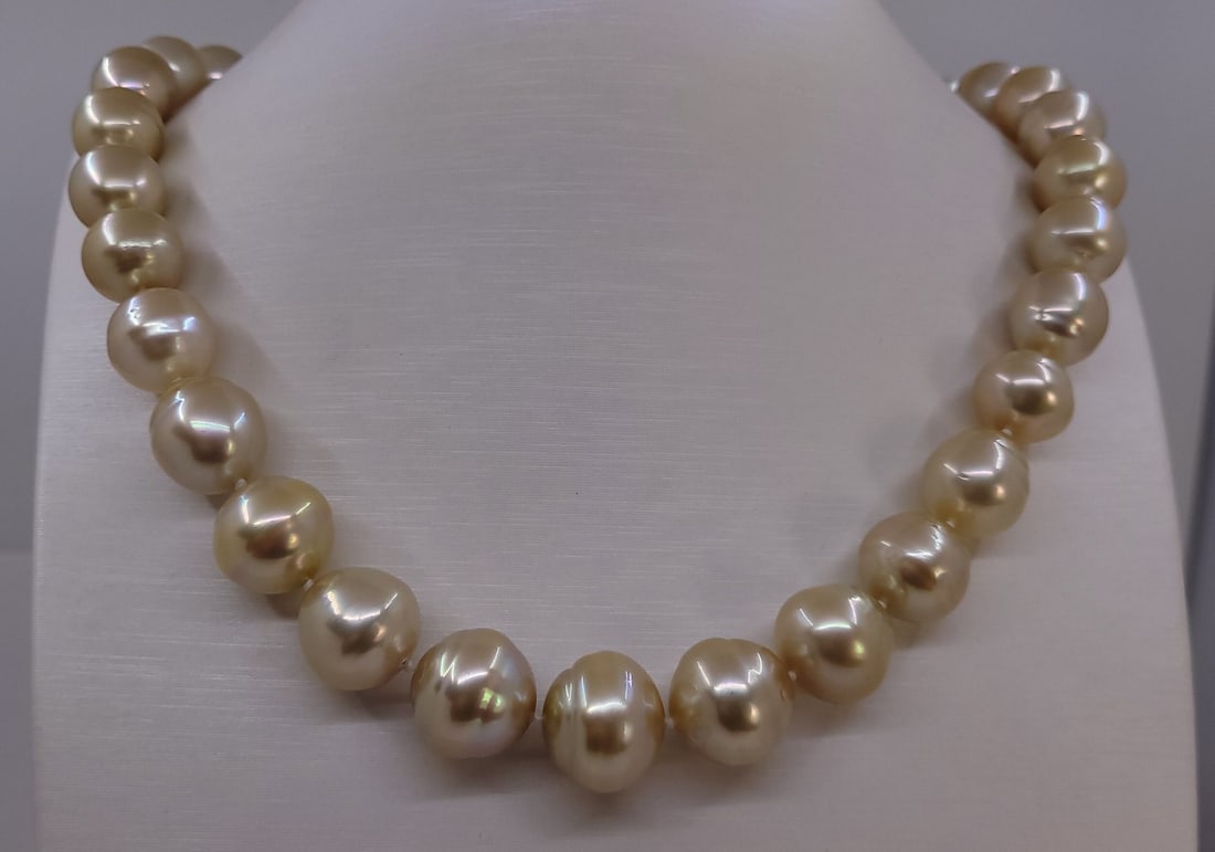 Necklace PSL Certified Australian South Sea Pearls - Huge Size - 12.0x16.1mm: Title: Necklace PSL Certified Australian South Sea Pearls - Huge Size - 12.0x16.1mm Description: A pearl necklace of white saltwater Akoya pearls with excellent lustre, finished with a silver ball