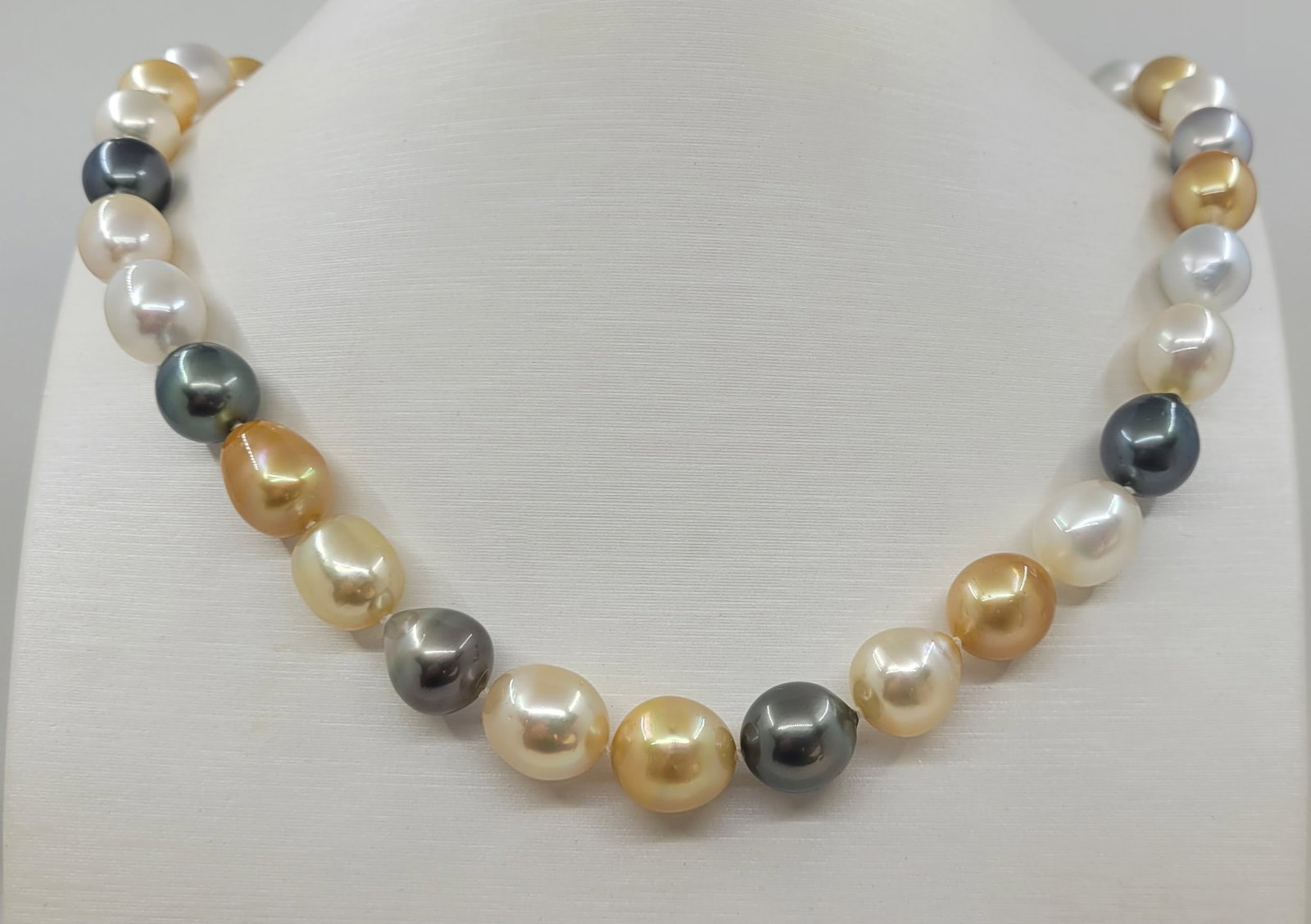 Necklace PSL Certified South Sea and Tahiti pearls - 9.0x12.1mm: Title: Necklace PSL Certified South Sea and Tahiti pearls - 9.0x12.1mm Description: Emerging from the tropical lagoons of French Polynesia, these Tahitian pearls have been hand selected for their