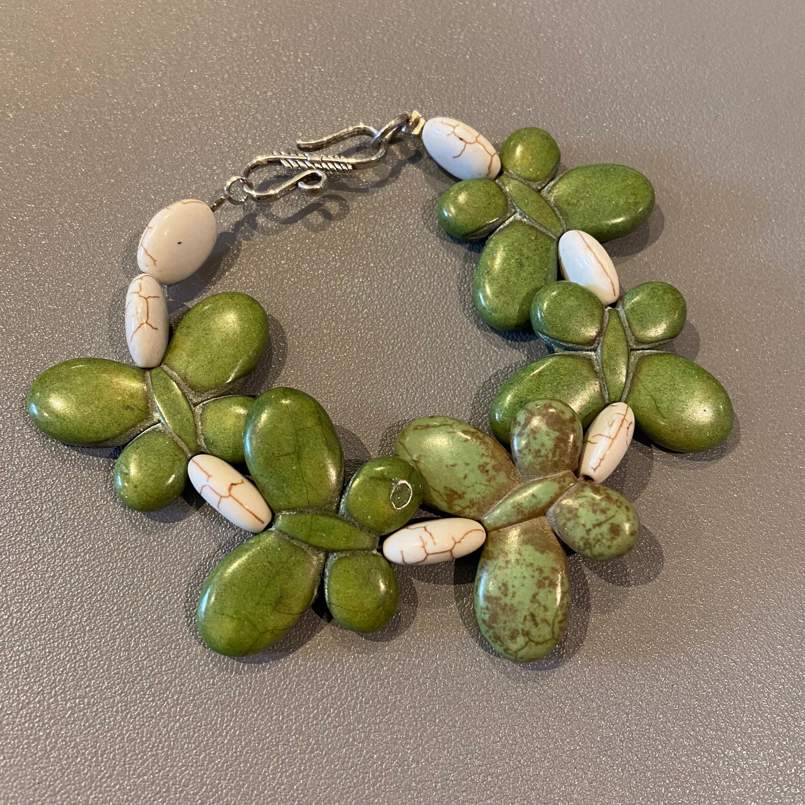 Rare Yakou Mountain green turquoise carved Butterfly Bracelet: Title: Rare Yakou Mountain green turquoise carved Butterfly Bracelet Description:Yakou Mountain green turquoise is a high-quality type of turquoise named after its primary source, Yakou Mountain in Ga