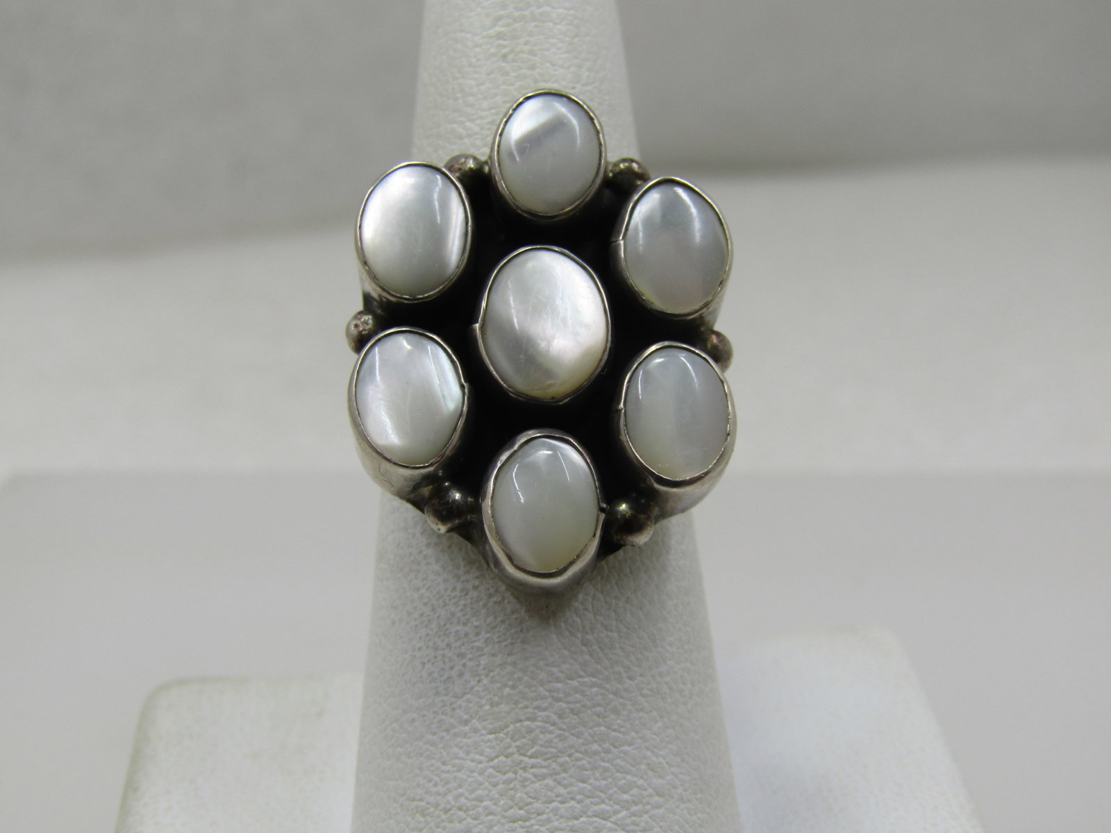Vintage Sterling Southwestern Mother-of-Pearl, Ring, Cluster, Sz 7. Signed H: Title:Vintage Sterling Southwestern Mother-of-Pearl, Ring, Cluster, Sz 7. Signed H Description:Vintage Sterling Southwestern Mother-of-Pearl, Ring, Cluster, Sz 7. Signed H. This is a cluster/blossom d