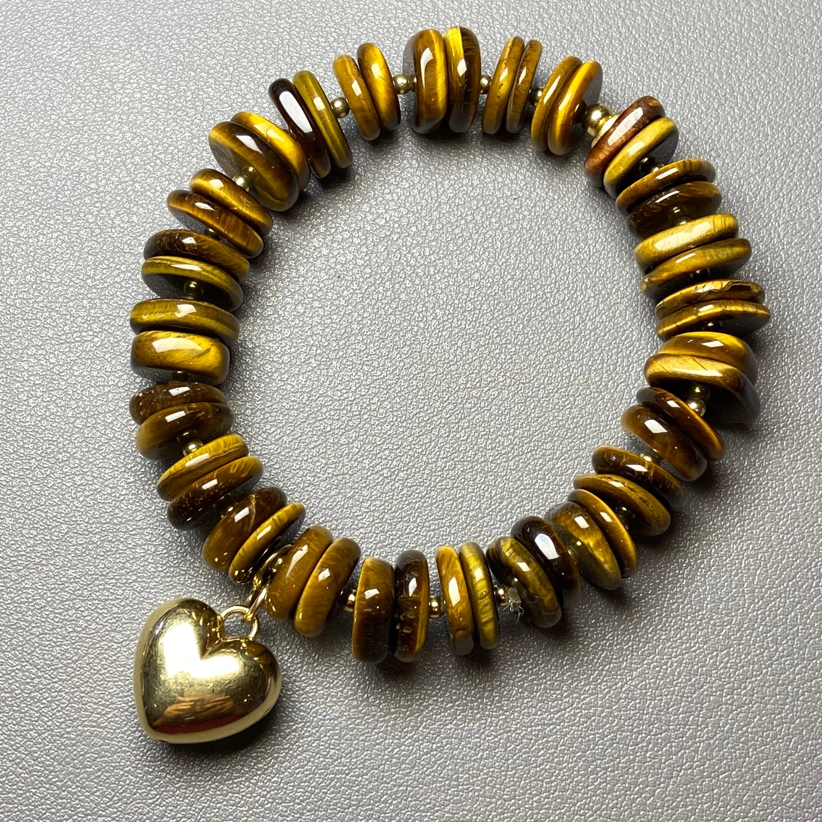 Vintage Italy Tiger Eye Square Beads Bracelet with Large Gold Gilt 925 Silver Heart Charm: Title: Vintage Italy Tiger Eye Square Beads Bracelet with Large Gold Gilt 925 Silver Heart Charm Description:Vintage Italy Tiger Eye Square Beads Bracelet with Large Gold Gilt 925 Silver Heart Charm P