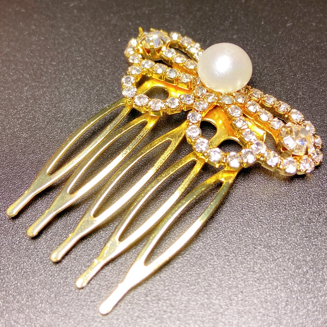Exquisite Natural Freshwater Pearl Hairpin: Title: Exquisite Natural Freshwater Pearl Hairpin Description:Exquisite Natural Freshwater Pearl Hairpin This Hairpin inlaid a round freshwater pearls with a lustrous shine and a vibrant white color i