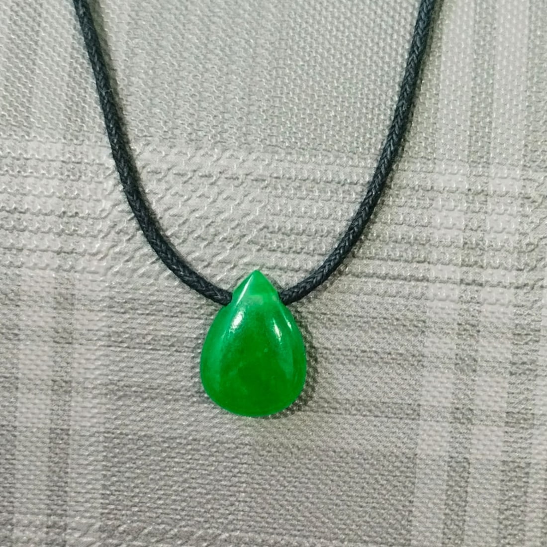 Green Jade Pear Pendant With Adjustable Black Cord: Title:Green Jade Pear Pendant With Adjustable Black Cord Description:Pendant DetailDesign : Pear Pendant With Adjustable Black Cord Stone Name : Green JadeColor : GreenMeasurment : 18x25 MMShape : Pea