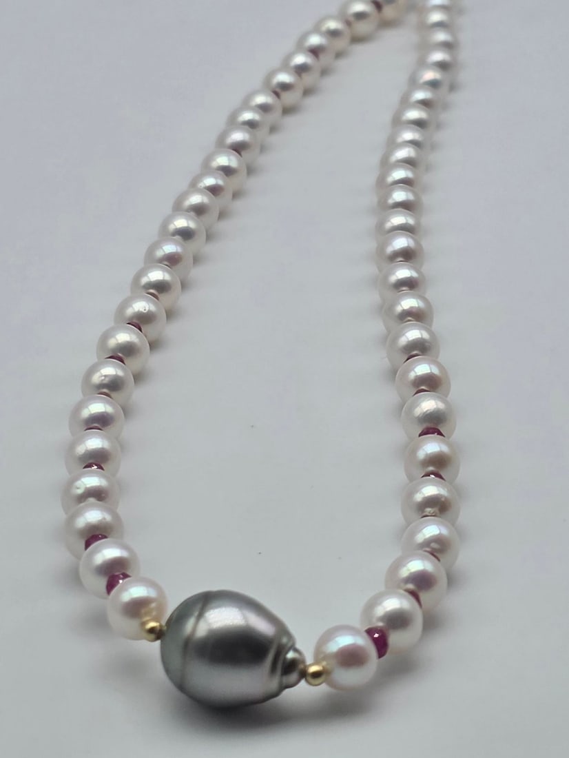 5.5 to 6 mm Akoya pearl necklace with faceted ruby ??spacers and a Tahitian pearl centerpiece,: Title:5.5 to 6 mm Akoya pearl necklace with faceted ruby ??spacers and a Tahitian pearl centerpiece, 18 kt gold spheres, and 18 kt (750) yellow gold clasp Description:5.5 to 6 mm Akoya pearl necklace 