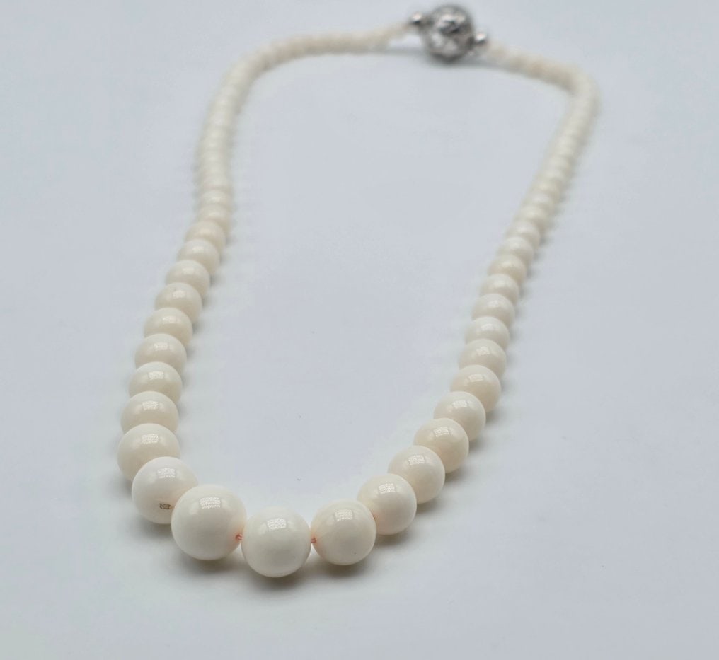Misu coral necklace, 5 to 10 mm,: Title:Misu coral necklace, 5 to 10 mm, Description:Misu coral necklace, 5 to 10 mm, with a 925 silver susta clasp An incredible example of naturalistic jewelry, this necklace is composed of spheres of
