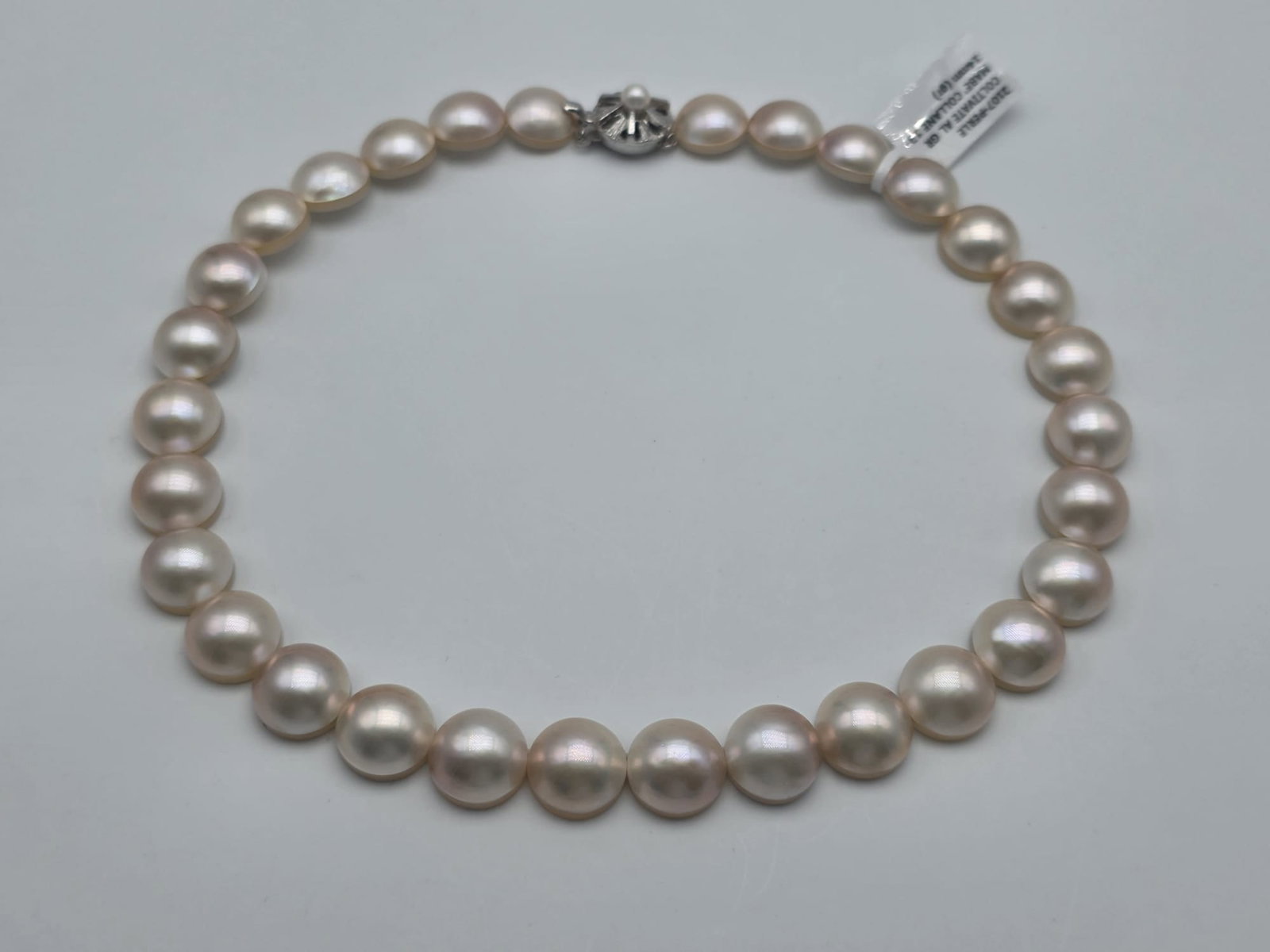 mabé pearl necklace with 925 silver clasp: Title:mabé pearl necklace with 925 silver clasp Description:Important and extremely rare AAA-quality mabé pearl necklace with 925 silver clasp Material: 925 silver (hallmarked) Pearl diameter: 13 -