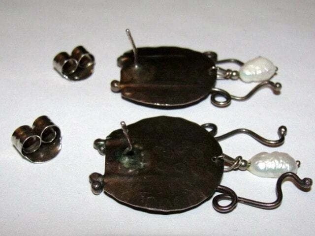 Hammered Disc Figural Modernist Fresh Water Pearl Dangle Earrings - 5