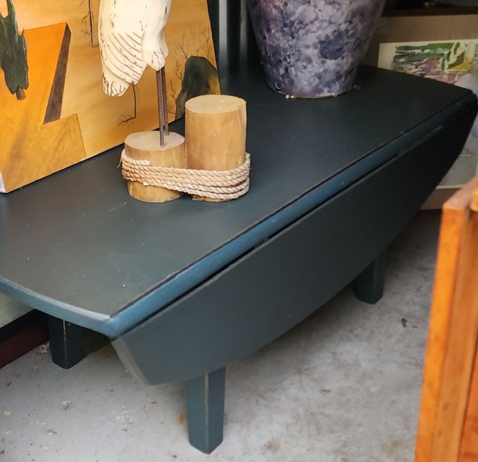 Vintage painted country rustic butterfly coffee table. Drop leaves take it from rectangle to oval.: Vintage painted country rustic butterfly coffee table. Drop leaves take it from rectangle to oval. Reserve: $140.00 Shipping: Domestic: Shipping rates are determined by destination International: Fore