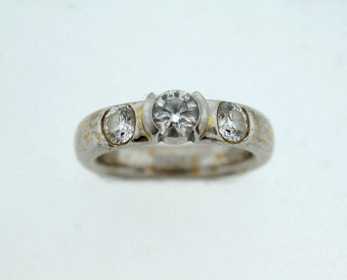 18K Gold PLATINUM DIAMOND THREE STONE RING C.1970 VINTAGE STUNNING - 2